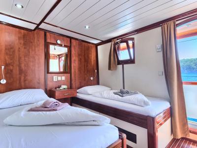 Andela Lora twin cabin